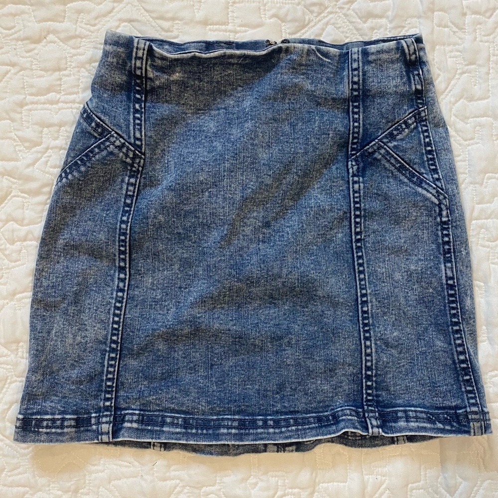 Adorable denim skirt! Flexible material! Great for fancy dinners or parties!!